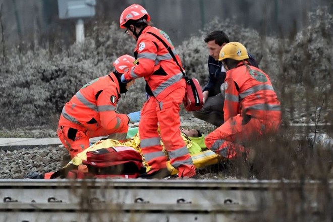 #foto #video Tragična nesreča: Vlak se je nekaj minut tresel, nato pa se v okolici Milana iztiril