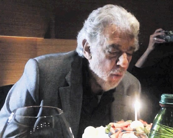 Sloviti Placido Domingo je po koncertu pozno zvečer  ob divjem brancinu in torti v restavraciji Cubo  praznoval 77 let.