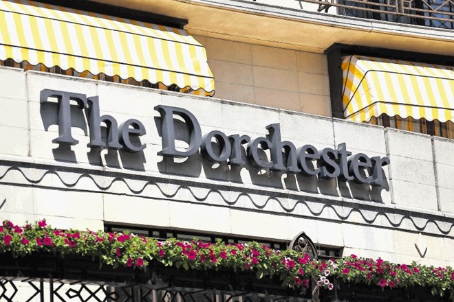Škandalozna  zabava    Predsedniškega kluba je potekala v razkošni plesni dvorani  londonskega hotela Dorchester (na...