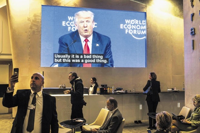 Trump si je v Davosu med govorom, osredotočenim na gospodarstvo, prislužil nekaj vljudnostnih  aplavzov.
