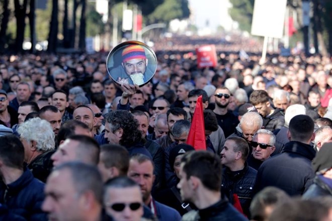 #foto V Tirani tisoči zahtevali odstop vlade
