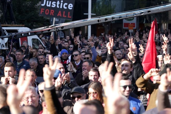 #foto V Tirani tisoči zahtevali odstop vlade