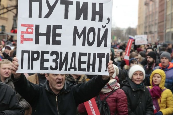 #foto #video Rusi na ulice, organizator protestov v celico