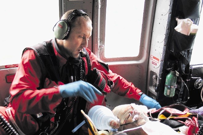Jurij Gorjanc ima kot zdravnik gorski reševalec letalec za sabo že približno 500 reševalnih akcij.