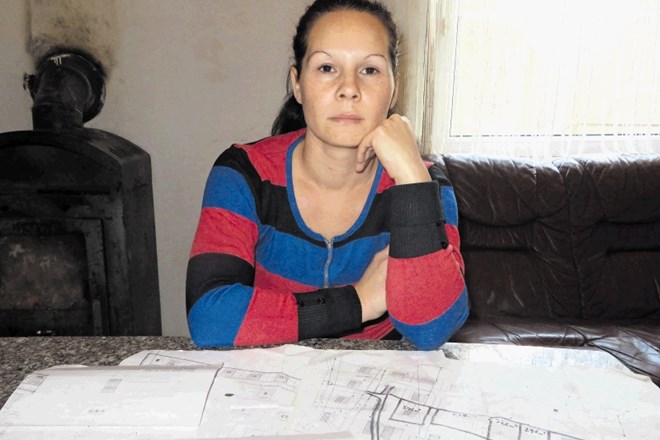 Na fotografiji je Sanja Šabič z dokumentacijo, ki dokazuje, da je občina vedela za gradnjo na svojem zemljišču. Med dokumenti...