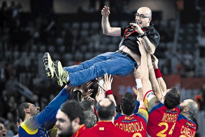 Španski selektor Jordi Ribera se je po finalni zmagi proti Švedski znašel na rokah svojih igralcev.