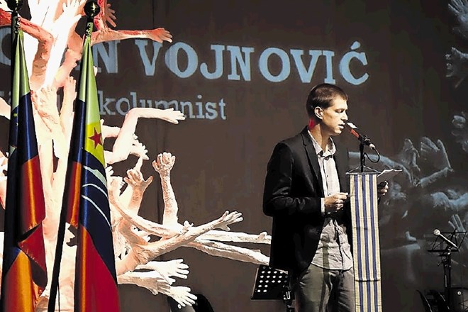 Udeležence v  polni dvorani Centra urbane kulture Kino Šiška je nagovoril pisatelj in publicist Goran Vojnović.