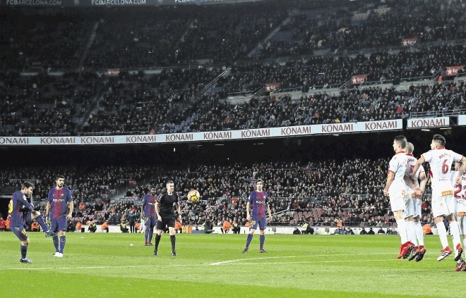 Lionel Messi je dosegel rekordni 21. ligaški gol s prostega strela, ki ne bi smel biti dosojen zaradi  spregledanega...