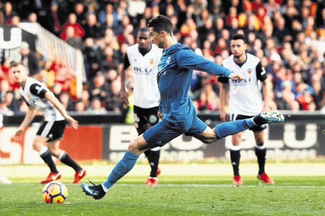 Cristiano Ronaldo je v karieri dosegel že 101 gol z najstrožje kazni. Drugo enajstmetrovko na gostovanju v Valencii so Realu...