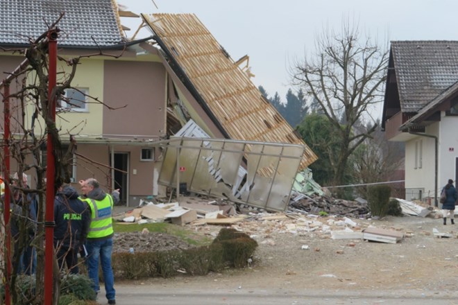 Močna eksplozija je odnesla polovico stanovanjske hiše v naselju Mlaka pri Kranju.