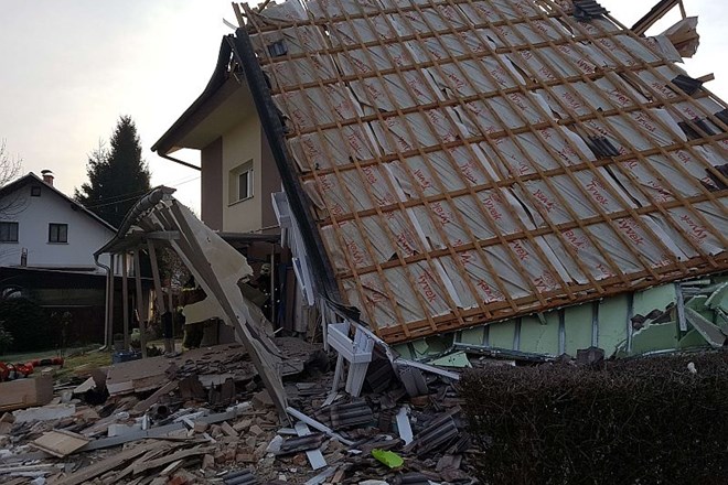 #foto Eksplozija plina: hišo razpolovilo, gasilci izpod ruševin rešili preživelo 