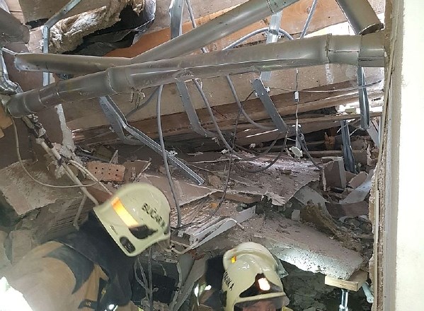 #foto Eksplozija plina: hišo razpolovilo, gasilci izpod ruševin rešili preživelo 