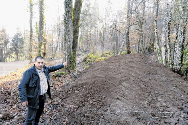 Bruno Brajdič je pred dvema tednoma presenečen naletel na kup zemlje, ki zapira gozdno cesto do njegove parcele.