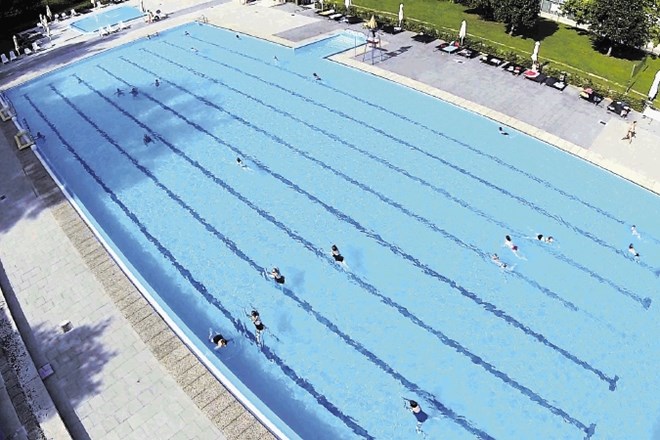 Na sevniškem bazenu, ki ga v sezoni obišče od 13.000 do 17.000 obiskovalcev, naj bi letos obnovili bazensko školjko in...