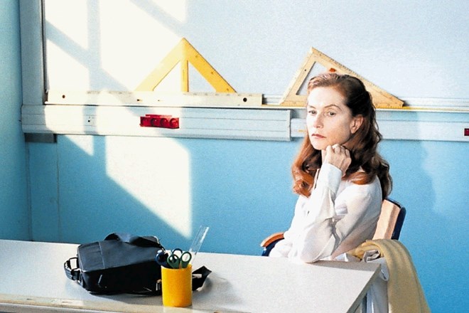 Isabelle Huppert v filmu Madame Hyde francoskega režiserja Sergea Bozona zaigra v zanjo zelo netipični vlogi gospodične...