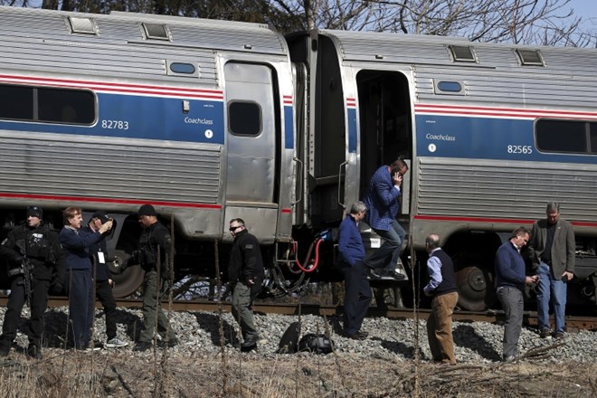 V ZDA vlak z republikanci trčil v tovornjak, najmanj en mrtev 