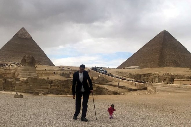 V Egiptu sta se sestala najvišji moški in najmanjša ženska na svetu 