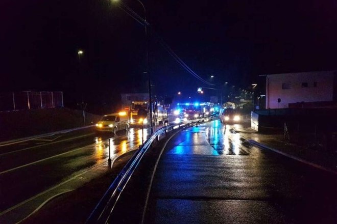 #foto Zaradi nočne nesreče tovornjaka s tekočim kisikom evakuirali 35 Medvodčanov