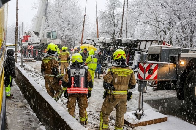 #foto Zaradi nočne nesreče tovornjaka s tekočim kisikom evakuirali 35 Medvodčanov