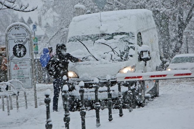 Zaradi snega zdrsi tovornjakov in zapore cest 