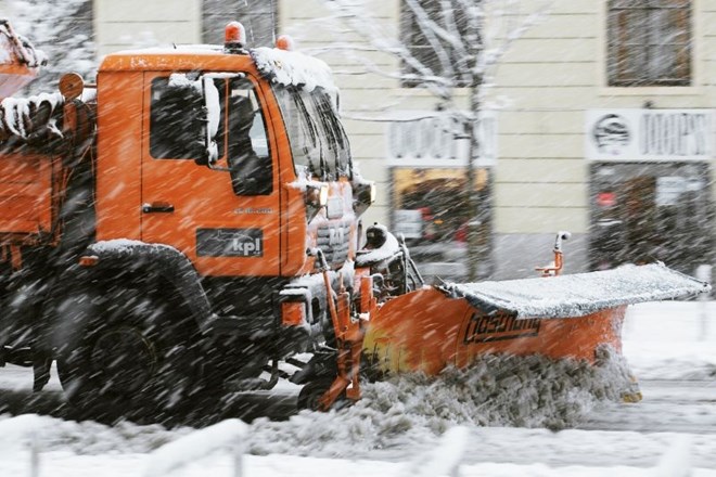 Zaradi snega zdrsi tovornjakov in zapore cest 