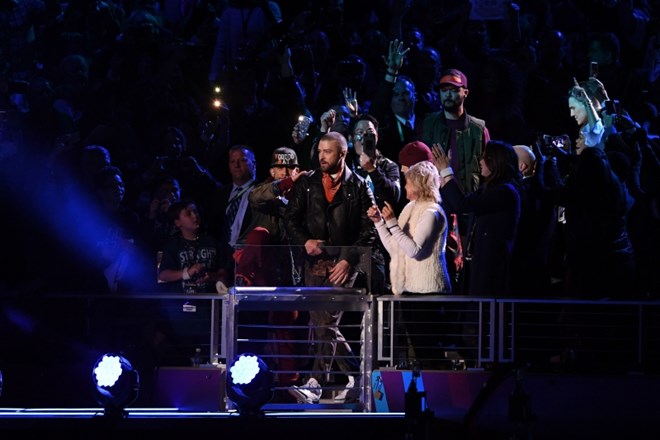 #foto #video Justin Timberlake zabaval ob polčasu Super Bowla: oboževalce razburila Princeova projekcija      
