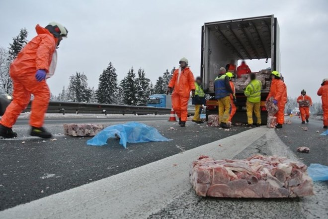 #foto Zamrznjeni kosi mesa ohromili promet