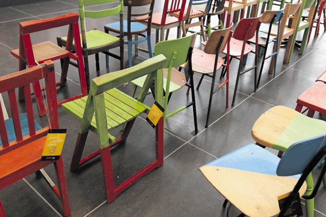Prenovljeni stoli so zdaj svoj prostor našli v prostorih nekaterih osnovnih šol, javnega podjetja Snaga in javnega zavoda...