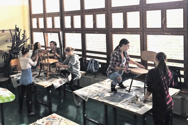 Občani so podarili več kot 50 starih stolov, na delavnicah pod okriljem društva Smetumet pa so jih osnovnošolci prenovili...