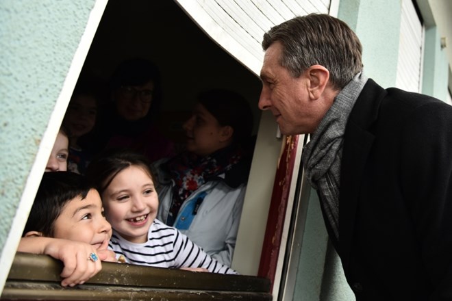 Borut Pahor med današnjim obiskom romskega naselja Brezje.