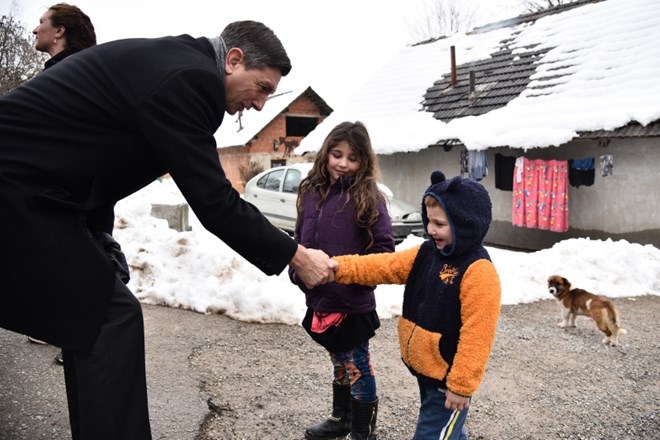Borut Pahor med današnjim obiskom romskega naselja Brezje.