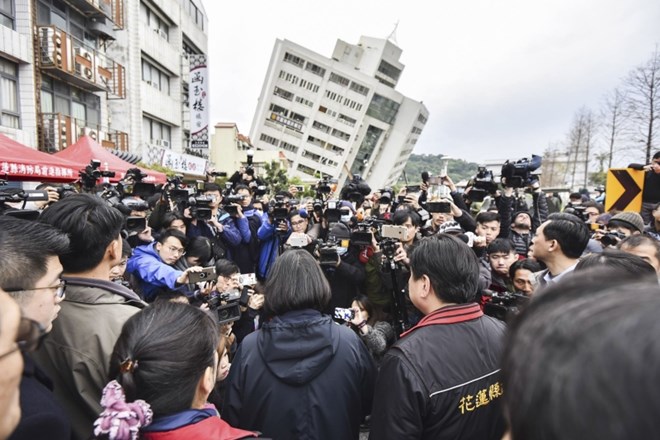 #foto V potresu na Tajvanu umrlo najmanj šest oseb, več sto je ranjenih  