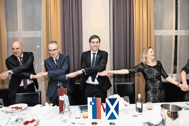 Voditelj Igor E. Bergant in še nekaj prijateljev Društva slovensko-škotskega prijateljstva na kulturnem večeru v čast...