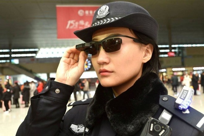 Kitajski policisti imajo sončna  očala, ki lahko v množici  prepoznajo osumljence