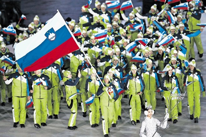 Smučarska tekačica Vesna Fabjan je na olimpijski stadion popeljala slovenske športnike in spremljevalce.