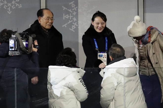 Južnokorejski predsednik Moon Jae In (spodaj desno) in sestra severnokorejskega voditelja Kim Yo Jong med rokovanjem na...