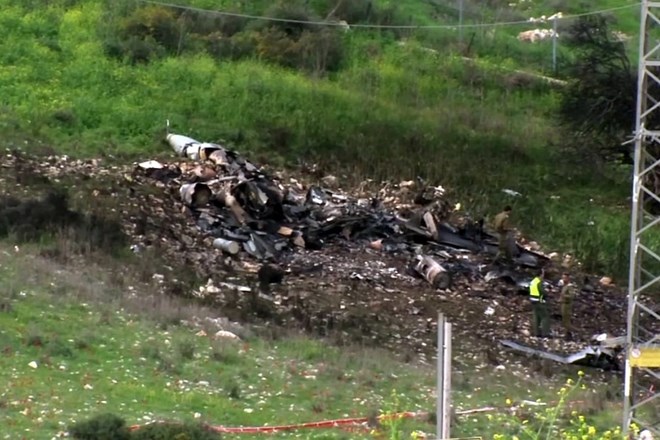 #foto #video Sirska vojska sestrelila izraelsko vojaško letalo 