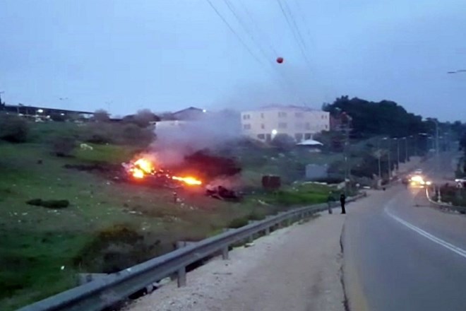 #foto #video Sirska vojska sestrelila izraelsko vojaško letalo 