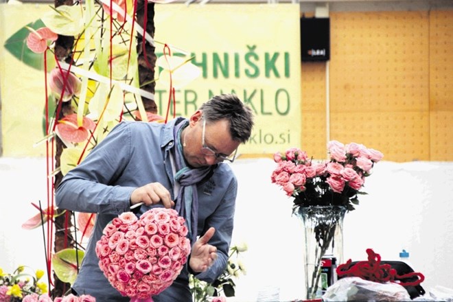 Jack van der Ende med izdelovanjem cvetličnega srčka