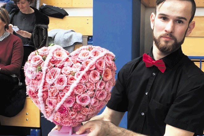 Srce, izdelano iz rožnatih vrtnic, je navdušilo udeležence delavnice.