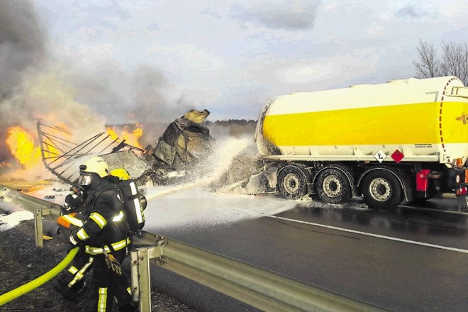 V nesreči so bili udeleženi štirje tovornjaki, trije so zagoreli. Požar je gasilo več kot 30 gasilcev.