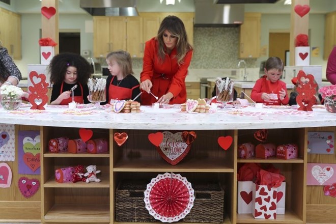 #foto #video Melania na valentinovo hudo bolnim otrokom nesla darila