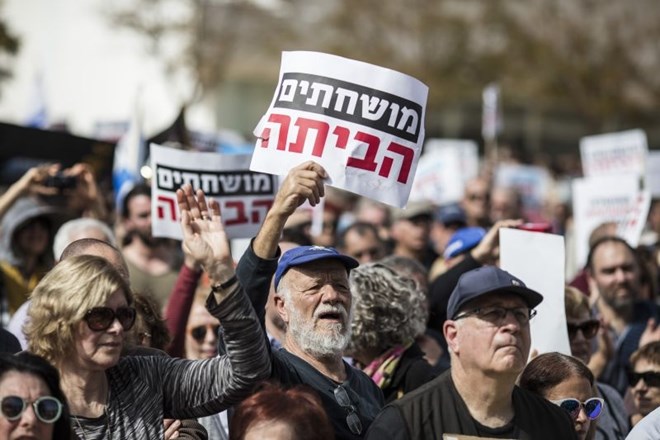 #foto V Izraelu po kazenski ovadbi Netanjahuja tisoči na protestih proti korupciji
