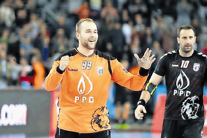 Slovenski vratar Urh Kastelic (levo) je bil junak tekme v Zagrebu.