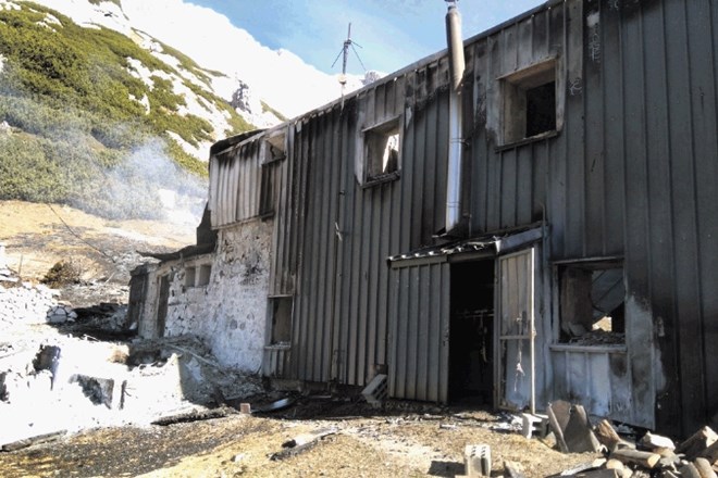 Kocbekov dom na Korošici po požaru septembra lani