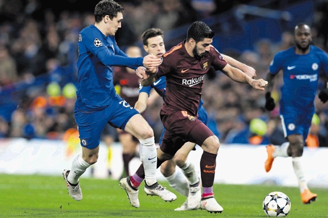 Napadalec Barcelone Luis Suarez se je  boril proti bunkerju Chelseaja.
