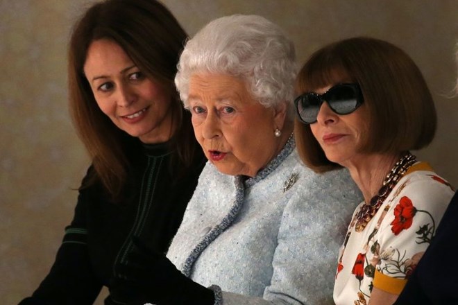 #foto #video Britanska kraljica presenetila na modni reviji