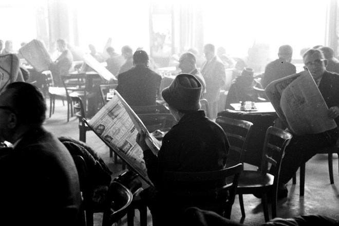 V 19. stoletju je bilo v mestu že 14 kavarn, kjer se Ljubljančani niso zgolj družili ob kavi, ampak so tudi brali časopise.