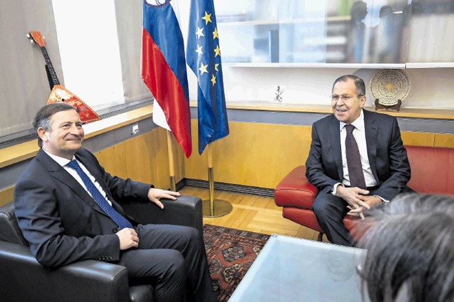 Nasmejana Erjavec in Lavrov pred pogovori na Mladiki.