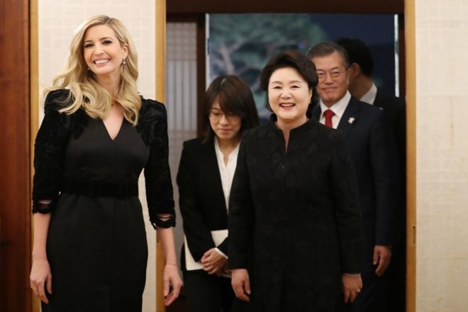 Hči in svetovalko ameriškega predsednika Ivanko Trump je ob večerji v predsedniški palači  sprejela južnokorejska prva dama...